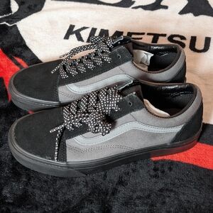 Men's Low-Top Skate Sneakers in Black and Gray